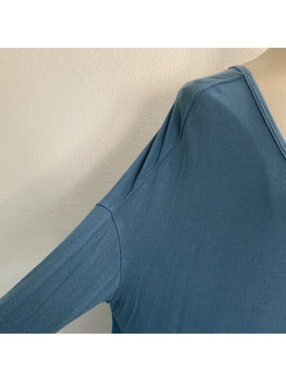 Free People oversized lagenlook size S blue distressed long sleeve top V-neck - Picture 4 of 8